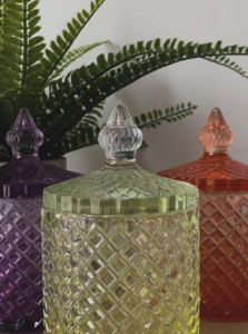 Pièce en résine quadrillée avec un dégradé de couleurs.