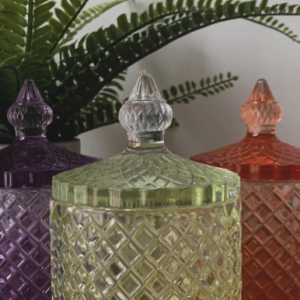 Pièce en résine quadrillée avec un dégradé de couleurs.